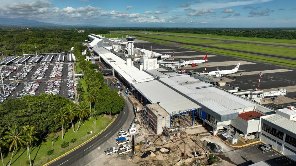 El Aeropuerto Internacional de El Salvador es la principal terminal aérea, que a la fecha ha atendido cuatro millones de pasajeros. /CEPA,image_description: