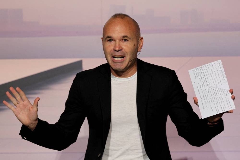 Andrés Iniesta y la conferencia de prensa donde anuncia su despedida del fútbol. / AFP,image_description: