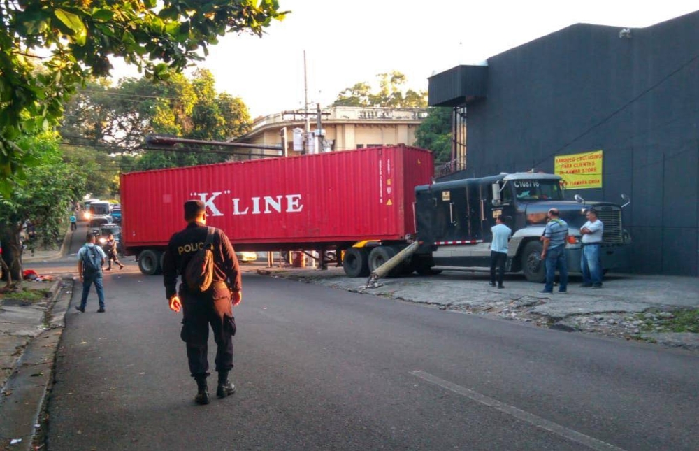 La PNC gestionó el tráfico vehicular que causó el choque. / PNC.,image_description: