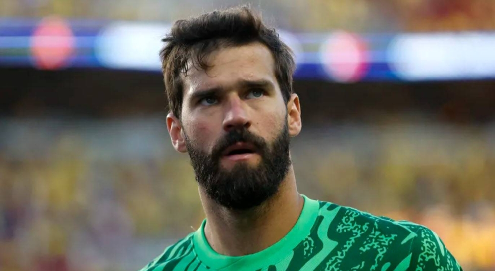 Allison Becker, portero de Liverpool y de la selección de Brasil. ,image_description: