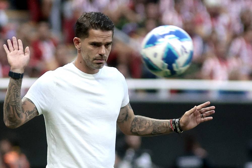 Fernando Gago y una imagen de su paso por Chivas. / AFP,image_description: