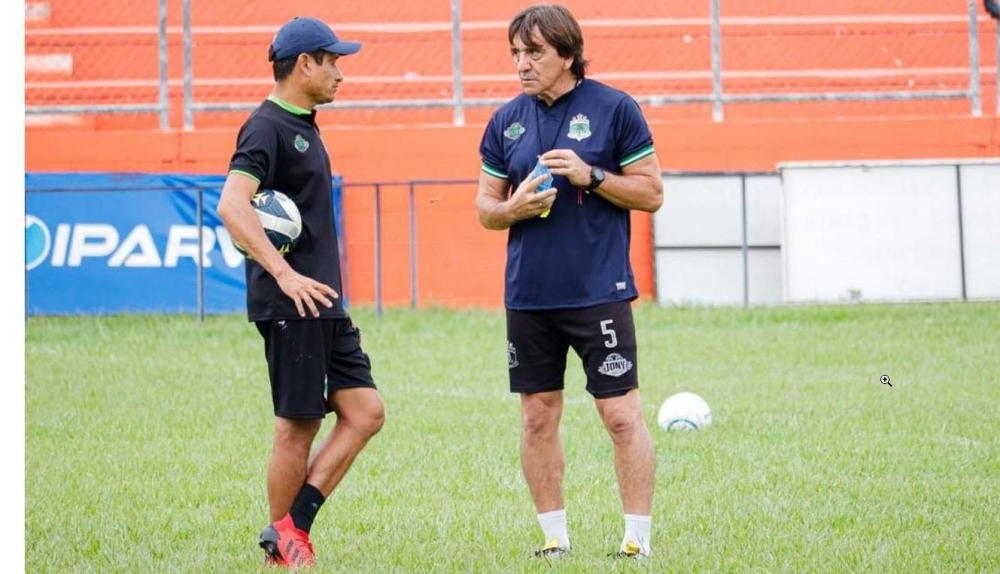 Pablo Quiñones junto a Meme González, preparador de porteros del Dragón. ,image_description: