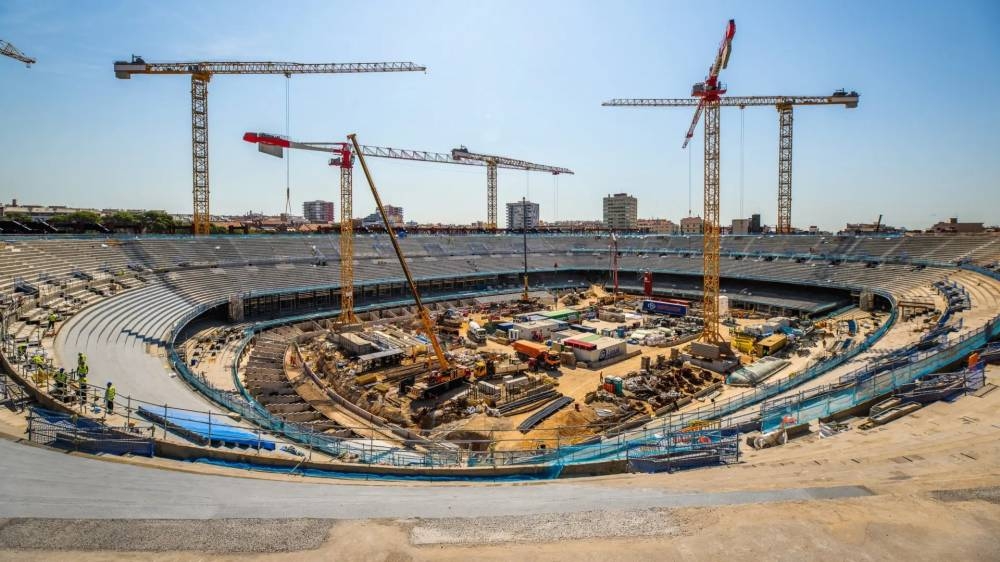 El estadio del Barcelona está en plena remodelación. ,image_description: