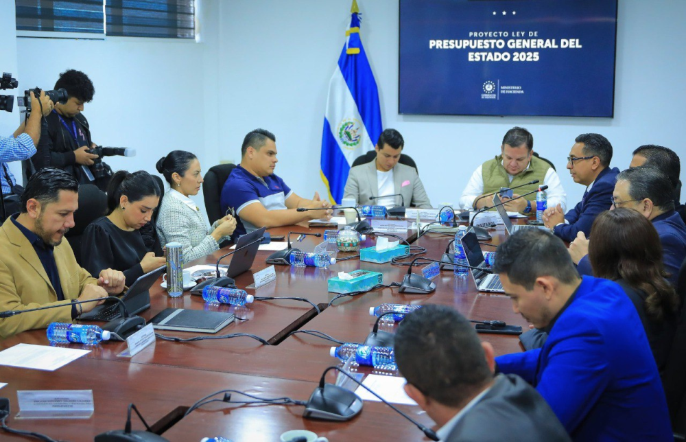 La Comisión de Hacienda de la Asamblea Legislativa recibió este viernes al ministro de Hacienda, Jerson Posada. / AsambleaSV.,image_description: