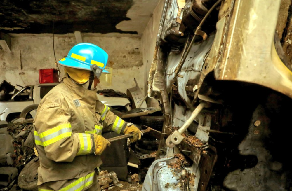 Cuerpo de Bomberos se hizo presente al lugar para atender el conato de incendio/ Foto cortesía Cuerpo de Bomberos.,image_description: