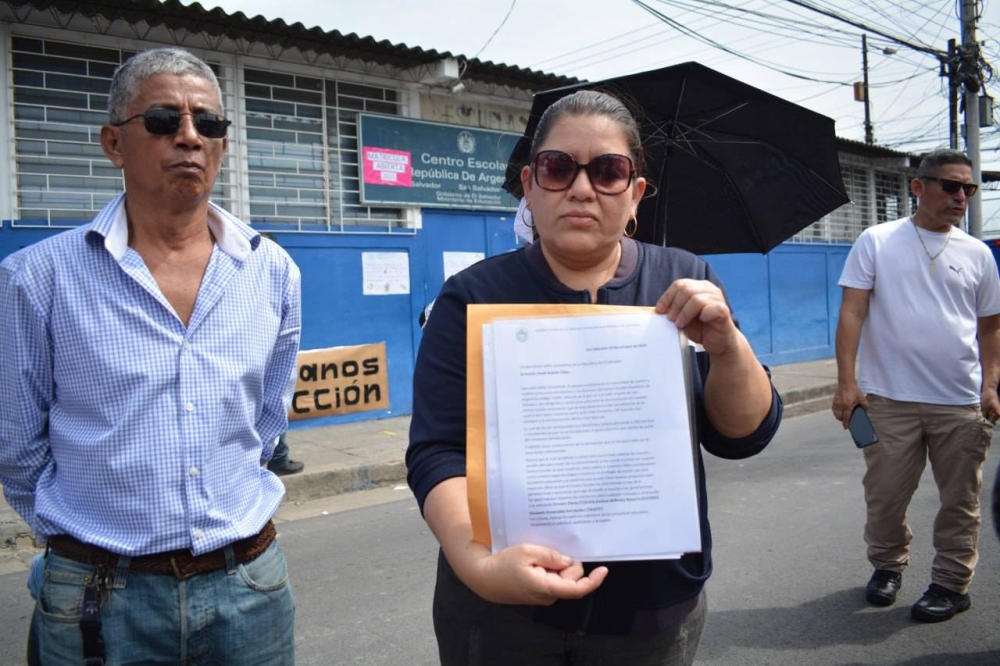 Los papás del Centro Escolar República de Argentina entregarán una carta dirigida a Bukele. /Lisbeth Ayala.