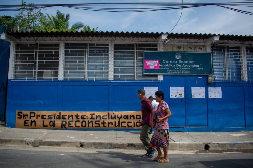 El Centro Escolar República de Argentina está ubicado sobre la 6a calle Poniente, cerca del castillo de la PNC. / Lisbeth Ayala.,image_description: