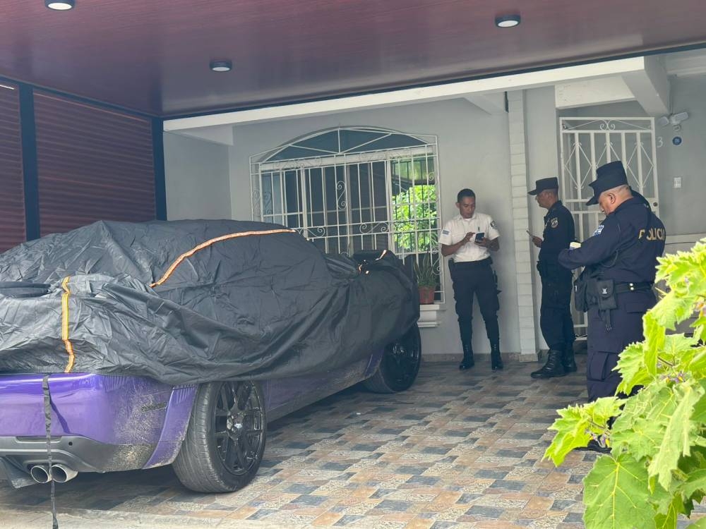 Autoridades policiales detectaron el vehículo en una residencial. / Alcaldía de La Libertad Sur.