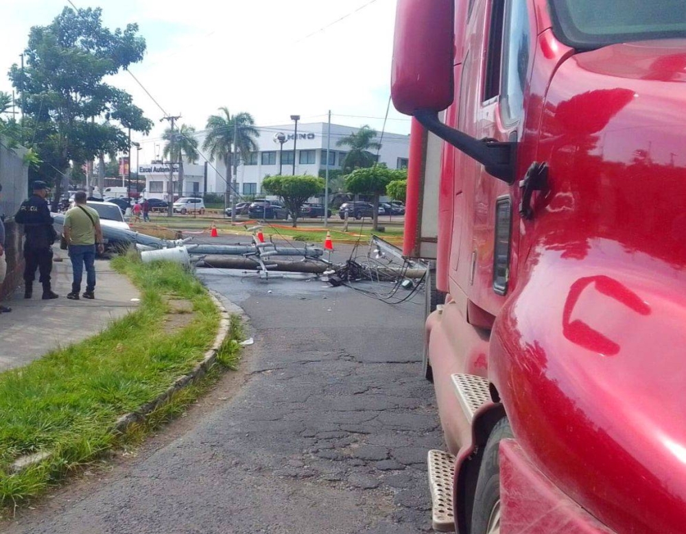 La rastra chocó contra un poste de tendido eléctrico. / PNC.