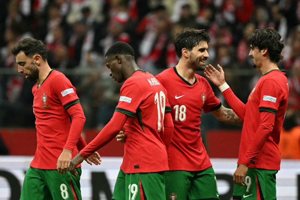 La celebración de Trincao, Ruben Neves, Nuno Mendes y Bruno Fernandes. / AFP,image_description: