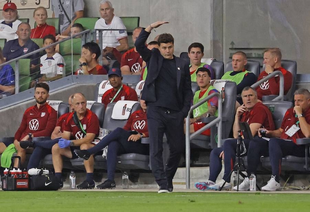 Mauricio Pochettino, entrenador de la Selección Nacional Masculina de Estados Unidos, da instrucciones a su equipo en el primer tiempo contra Panamá en un partido amistoso internacional en el estadio Q2 en Austin, Texas./AFP,image_description:Panama v United States