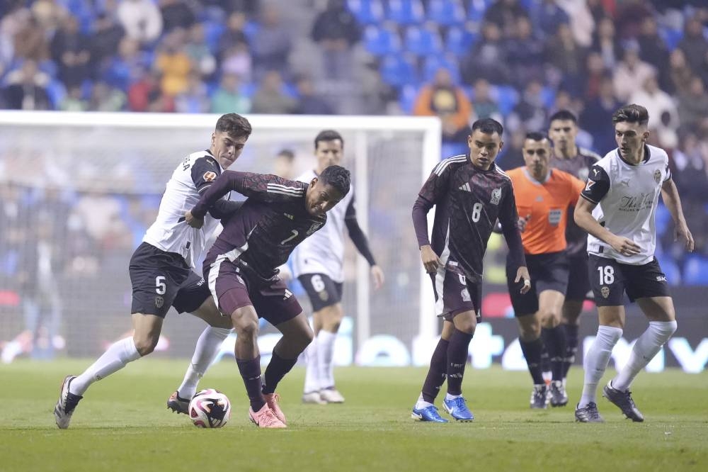 Una escena del amistoso entre México y Valencia jugado en Puebla. ,image_description: