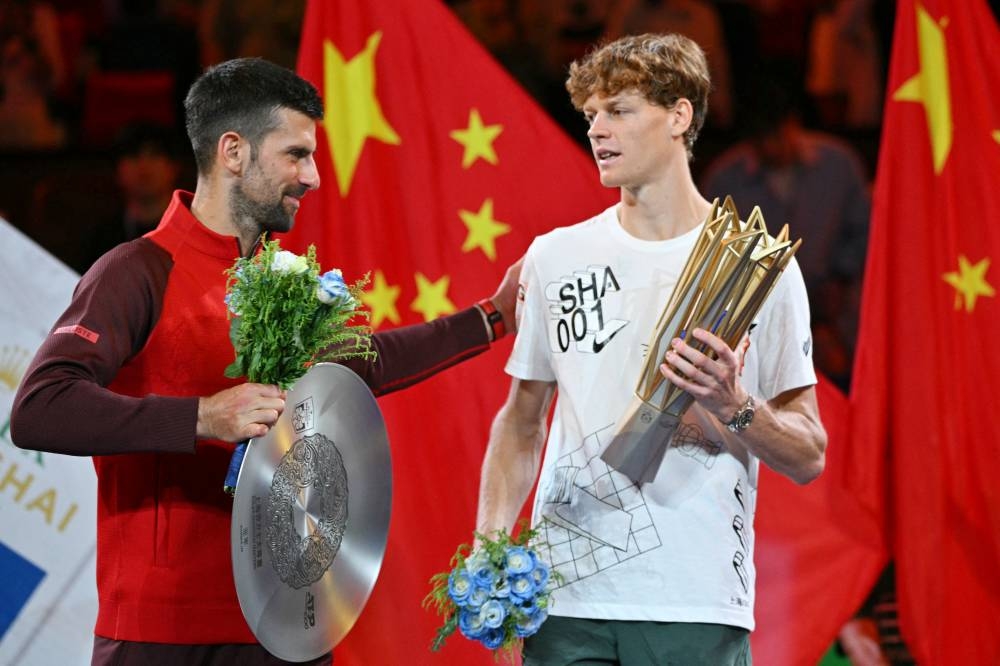 Jannik Sinner y Novak Djokovic en el momento de la premiación en Shnghai. / AFP,image_description: