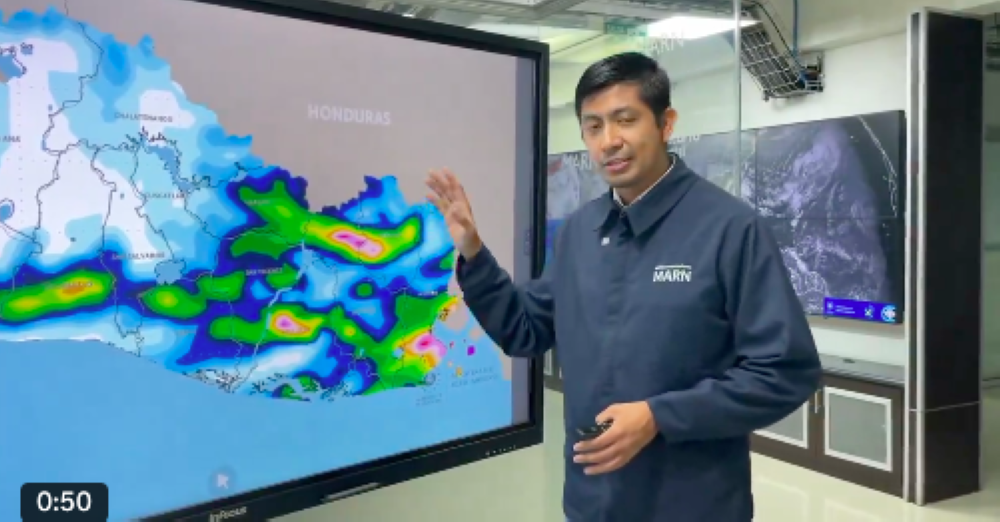 El meteorólogo Jonathan Hernández prevé lluvias para las zonas central y oriental. / Imagen de video del MARN.,image_description: