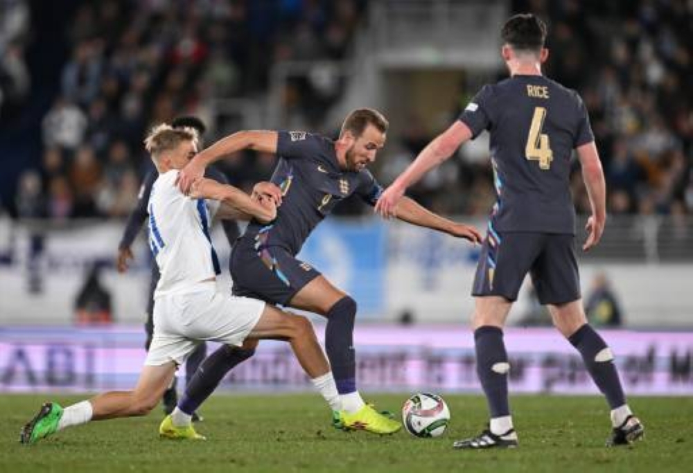 Topi Keskinen y Harry Kane disputan el balón. / AFP,image_description: