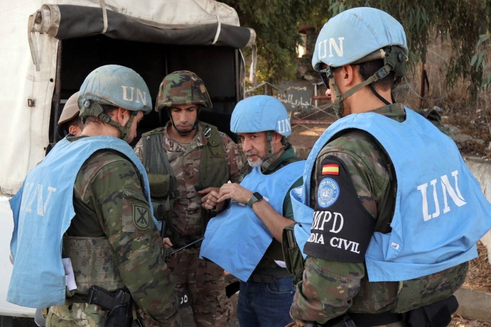 Las fuerzas de paz españolas de la Fuerza Provisional de las Naciones Unidas en el Líbano FPNUL coordinan su patrulla con el ejército libanés en Marjayoun, en el sur del Líbano, el 8 de octubre de 2024. / AFP.,image_description: