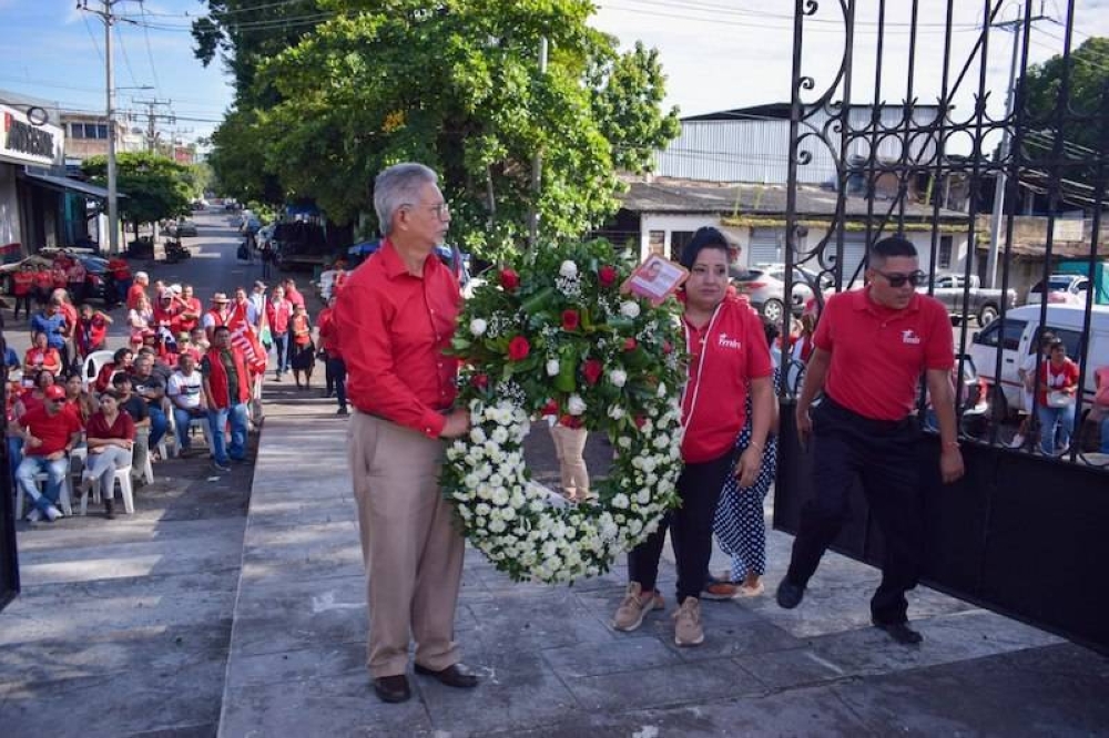 Carlos Castaneda, exvicanciller en el gobierno del FMLN, coloca una ofrenda floral. / Fotos: FMLN.,image_description: