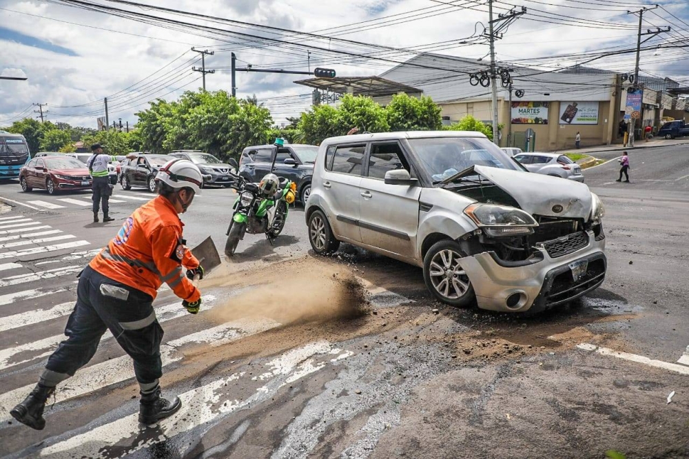 El accidente ocurrió entre la Calle a Motocross y el bulevar Constitución, San Salvador. / Protección Civil.,image_description: