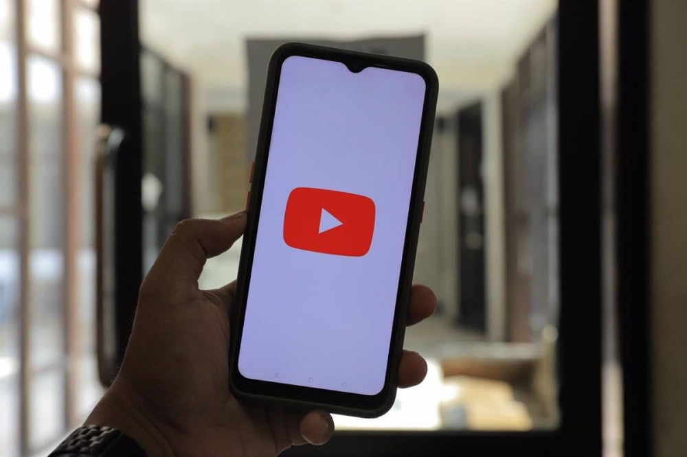 Logo de YouTube en un 039smartphone039. / Europa Press.,image_description: