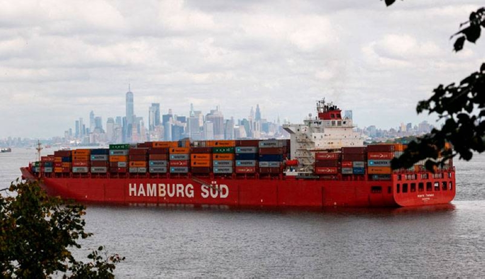 Un barco con contenedores llega al puerto de Nueva York, EEUU. / AFP,image_description: