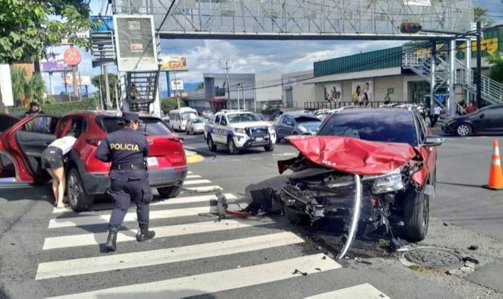 Dos vehículos placas particulares chocaron el domingo en la intersección de la 87 avenida Norte y Paseo General Escalón, San Salvador. / PNC.,image_description: