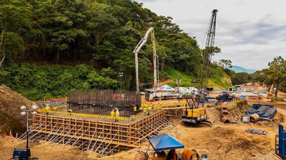 Trabajadores de Ministerio de Obras Públicas realizan labores de cimentación del viaducto de Los Chorros. / MOPT.,image_description: