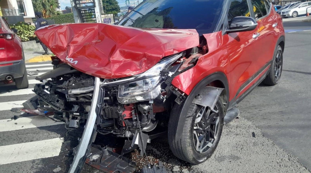 El accidente sobre la 87 avenida Norte, del Paseo General Escalón, San Salvador. / PNC.,image_description: