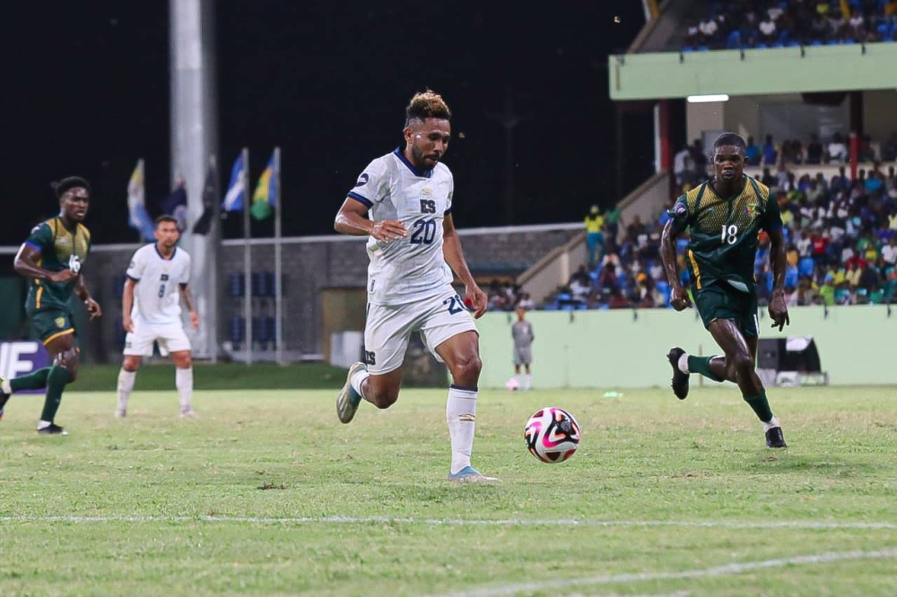 Santos Ortiz, delantero de El Salvador, en el juego ante San Vicente. / Fesfut,image_description: