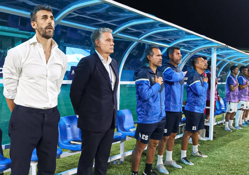 David Dóniga y su cuerpo técnico en San Vicente y las Granadinas. / Fesfut