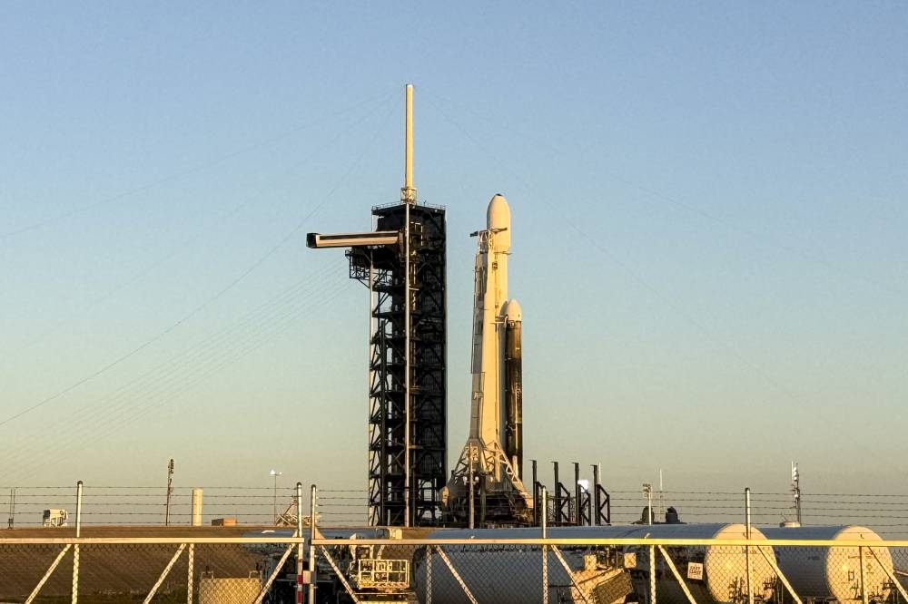 El cohete SpaceX Falcon Heavy con la nave espacial Clipper pronto se lanzará hacia la luna Europa de Júpiter, una de las docenas de lunas que orbitan la mayor del Sistema Solar. / AFP,image_description: