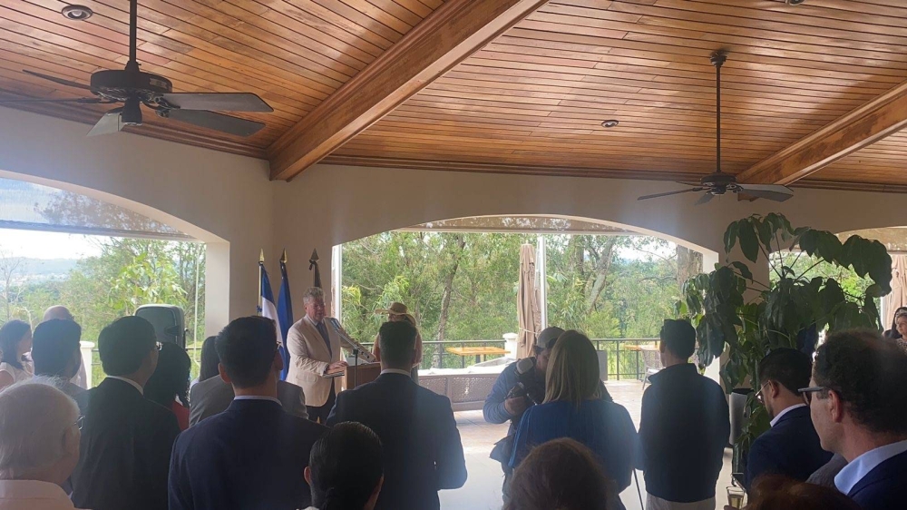 El embajador de Alemania en El Salvador, Peter Woeste, dirigió unas palabras en un evento por el 34 aniversario de la reunificación alemana. / Cortesía.,image_description: