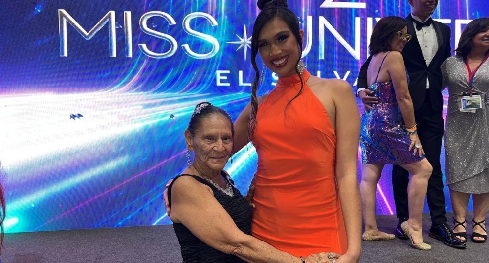 Yajaira y la hoy Miss El Salvador Florence García en la sala de prensa de Miss Universo 2023, donde ambas estaban de cobertura. Foto: Jhoel Díaz,image_description: