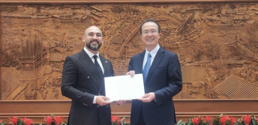 El nuevo embajador de El Salvador en China entrega copia de sus cartas credenciales alu00a0director de Protocolo de Cancillería de China, Hong Lei. / Ministerio de Relaciones Exteriores de China.,image_description: