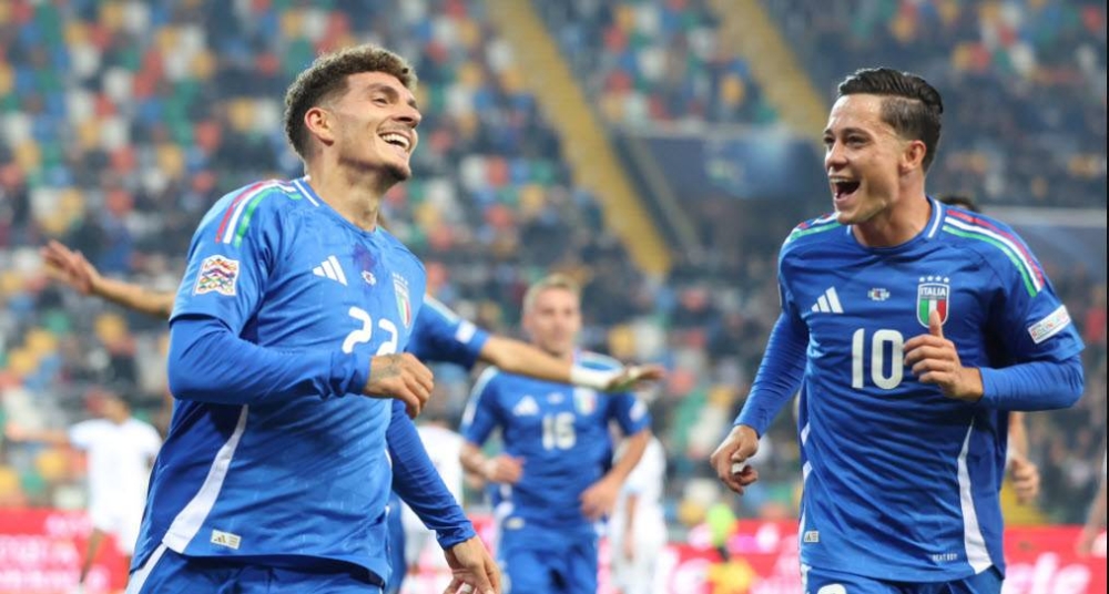 Di Lorenzo y Raspadori celebran uno de los cuatro goles de Italia ante Israel. ,image_description: