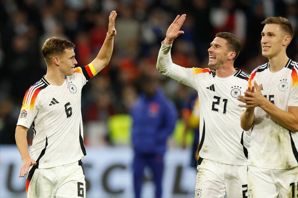 Joshua Kimmich y Robin Gosens celebran la victoria sobre Países Bajos. / AFP,image_description: