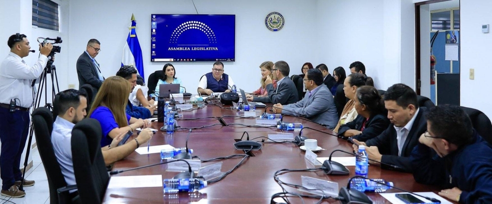 La Comisión de Hacienda de la Asamblea Legislativa recibe a representantes de la Fundación Padre Arrupe de España y de El Salvador. / SHARONSALAZAR.,image_description: