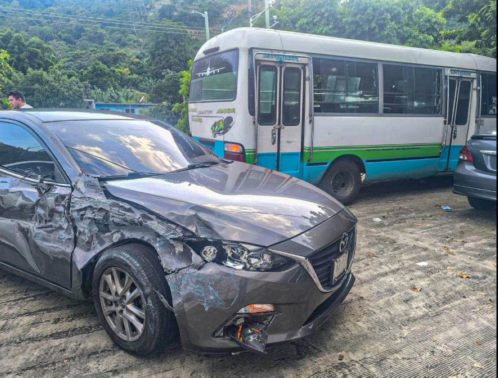 En el kilómetro diez y medio de la carretera hacia Comalapa se registró un aparatoso accidente/ Foto tomada de la cuenta oficial de SEM en la red social X.,image_description: