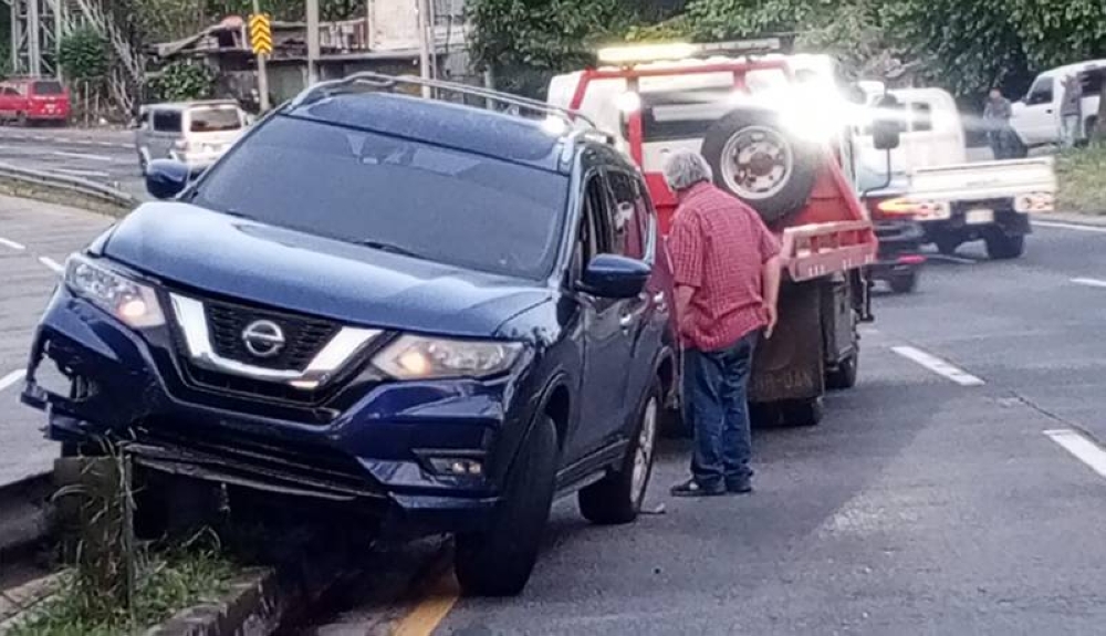 Un hombre con más de 200 grados de alcohol condujo en sentido contrario en la autopista a Comalapa,image_description: