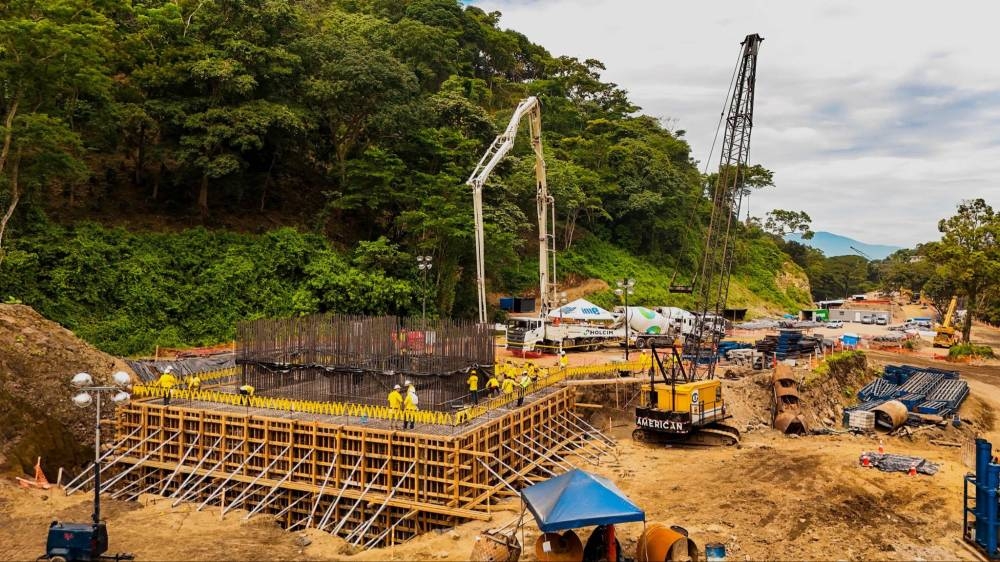 Obras Públicas detalló que están realizando trabajos de colado en las zapatas de las 16 columnas que contempla el proyecto. Cada columna es de aproximadamente entre 35 y 40 metros de altura./ MOP,image_description: