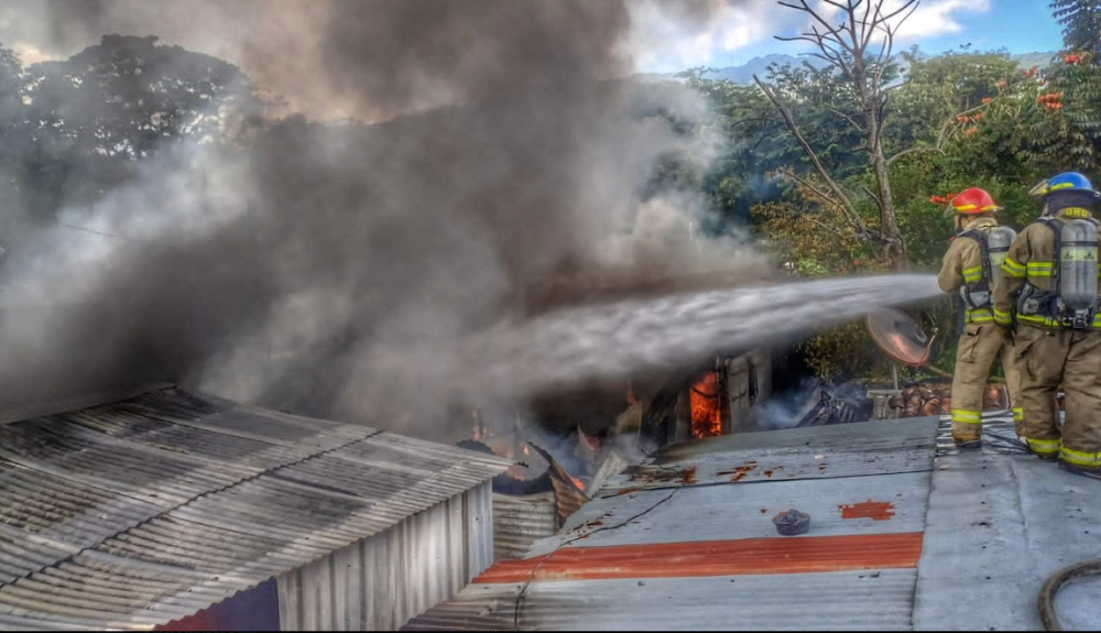 Cuerpo de Bomberos se hicieron presente para sofocar las llamas del incendio/ Foto cortesía BomberosSV.,image_description: