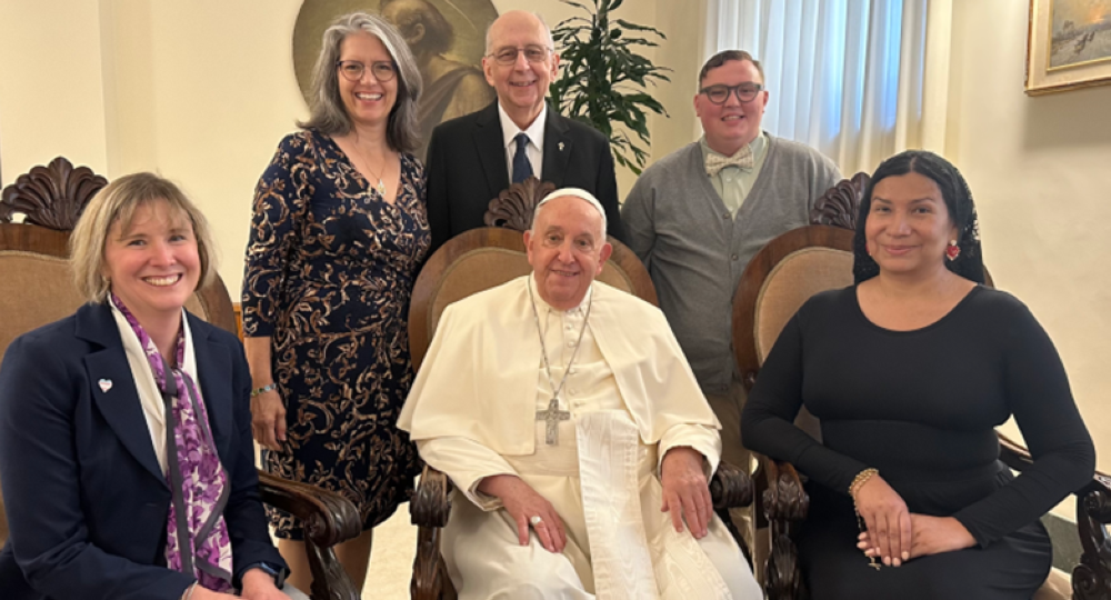 El Papa Francisco junto al grupo de católicos transgénero e intersexuales. Nicole Santamaría a la derecha del pontífice, de negro./Foto New Ways,image_description: