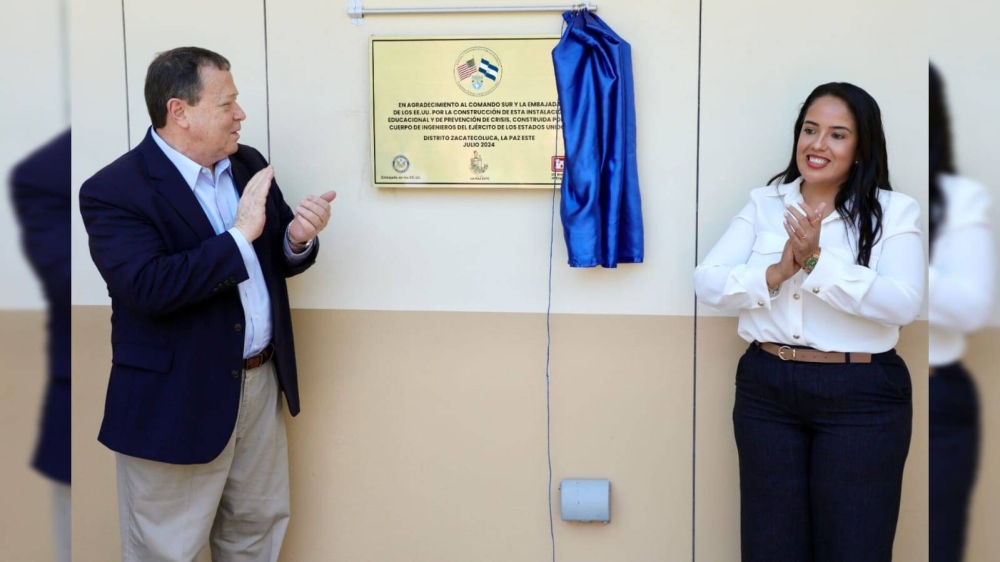 William Duncan, embajador de Estados Unidos en El Salvador y Marcela Pineda, alcaldesa de La Paz Este/ Foto cortesía Embajada de los Estados Unidos en El Salvador.,image_description: