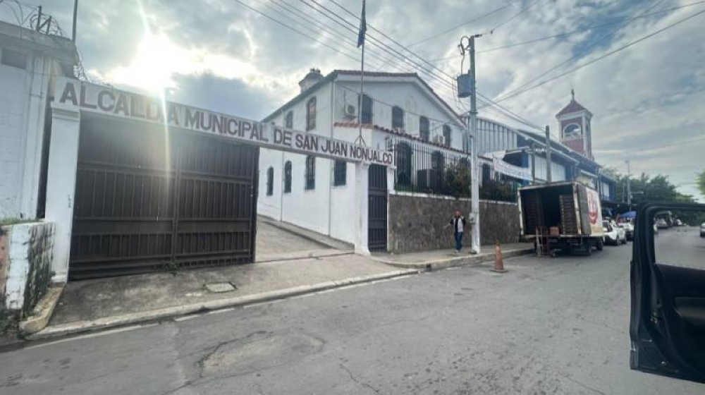 La jueza revirtió el embargo al edificio de la comuna distrital de La Paz Este. / La Paz Este.,image_description: