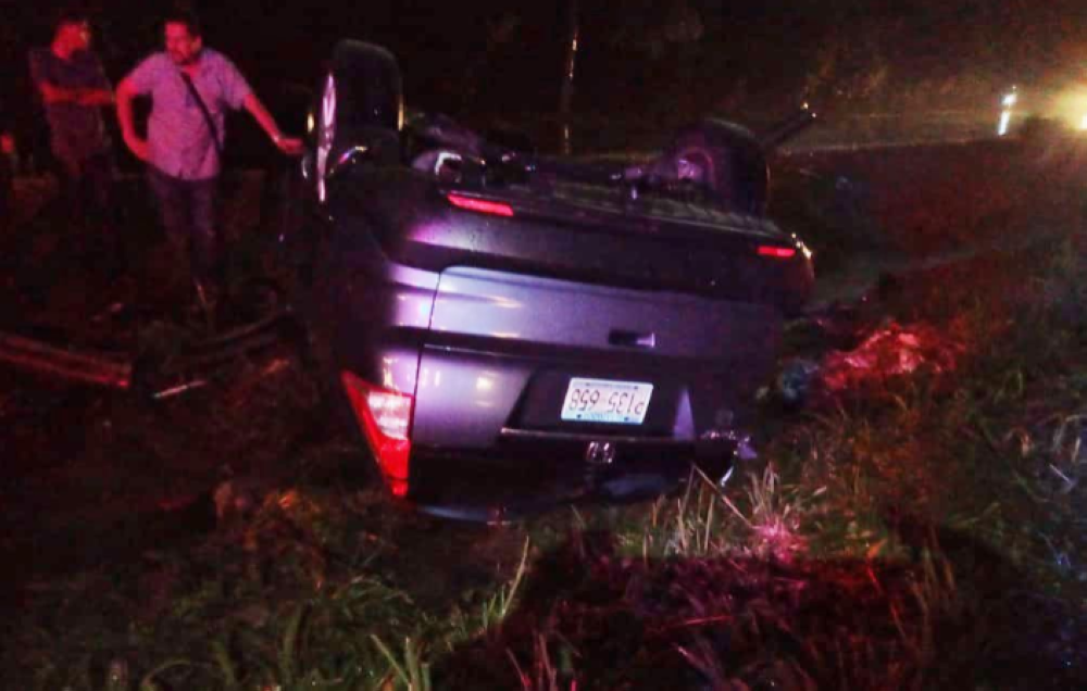 Un vehículo volcó en el kilómetro 18 de la carretera de Oro en el distrito de Ciudad Delgado/ Foto cortesía PNC.,image_description: