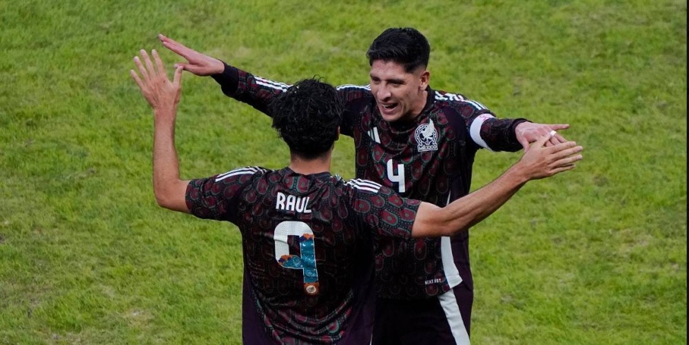 Raúl Jiménez celebra su gol con Edson Álvarez. / Selección Mexicana,image_description: