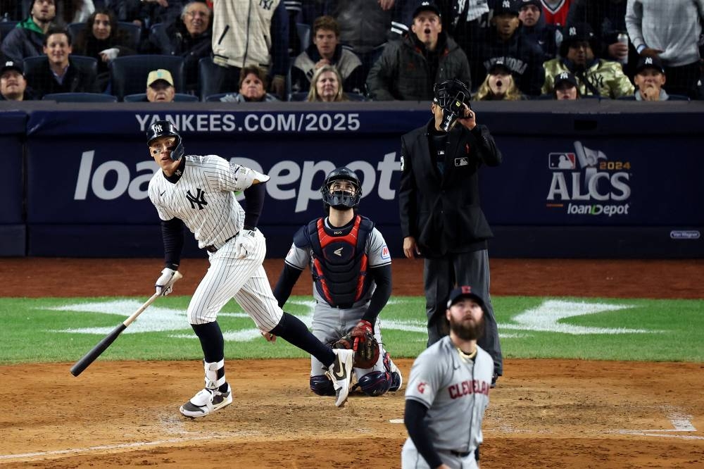 Aaron Judge, de los New York Yankees, se dispone a correr tras conectar un home run. / AFP,image_description:Championship Series  Cleveland Guardians v New York Yankees  Game 2