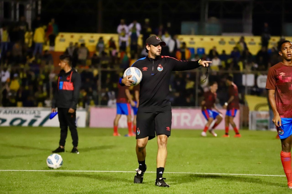 Fernando Guerra trabajando en el Municipal en la fase de calentamiento.,image_description: