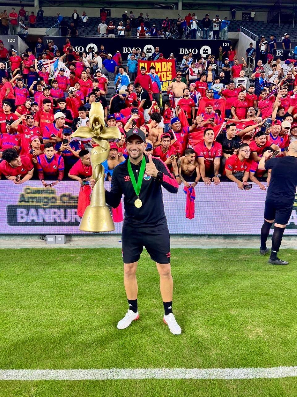 Con el trofeo de la SuperCopa de Guatemala. 