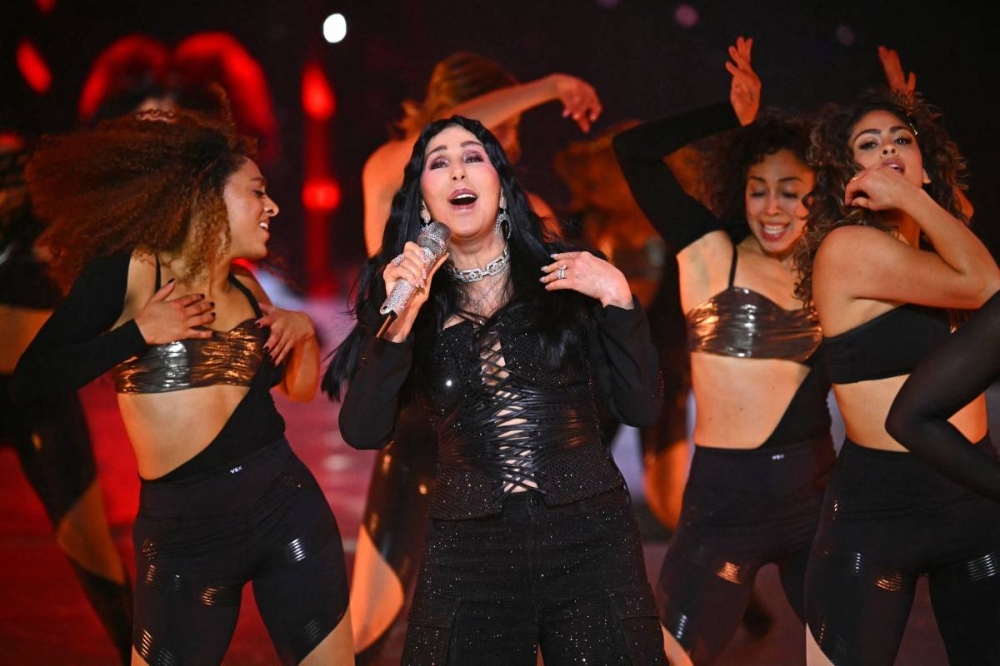 Cher fue el broche de oro musical, con una destreza increíble a sus 78. Photo by ANGELA WEISS / AFP)