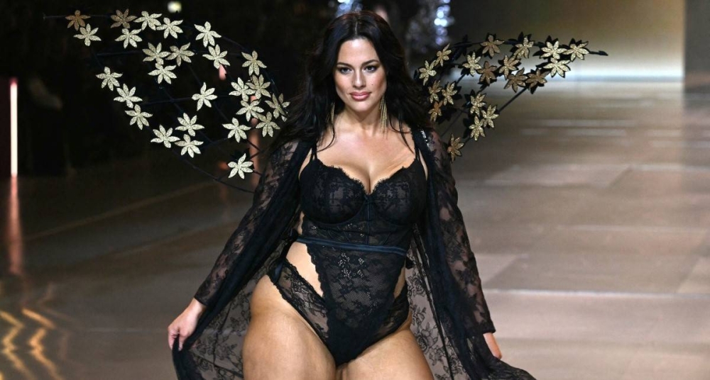 La modelo plus size Ashley Graham, quien ha sido portada de revistas como Vogue, apantalló con su belleza y sus curvas reales. Photo by ANGELA WEISS / AFP,image_description: